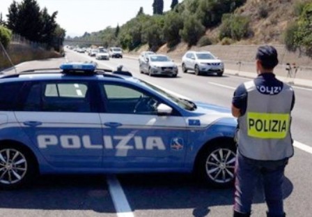 Operazione "strade sicure". Polstrada becca automobilisti su corsia emergenza